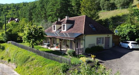 Maison de caractère : le calme de la campagne à 5 minutes des commodités.