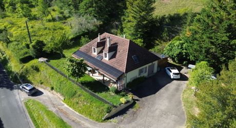 Maison de caractère : le calme de la campagne à 5 minutes des commodités.