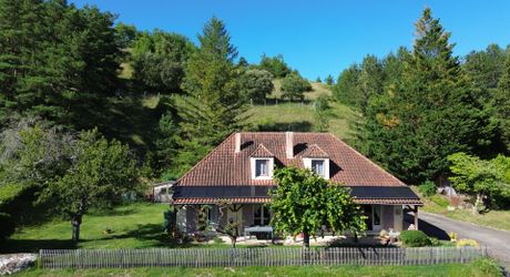 Maison de caractère : le calme de la campagne à 5 minutes des commodités.