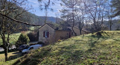 Maison en pierres avec 1 ha 60 en jardin, prairie et bois à 6 km des commerces