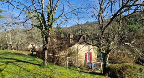 Maison en pierres avec 1 ha 60 en jardin, prairie et bois à 6 km des commerces