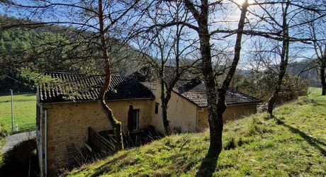 Maison en pierres avec 1 ha 60 en jardin, prairie et bois à 6 km des commerces