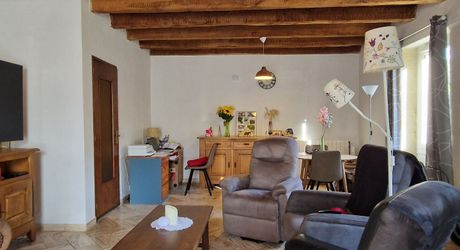 Maison en pierres avec 1 ha 60 en jardin, prairie et bois à 6 km des commerces