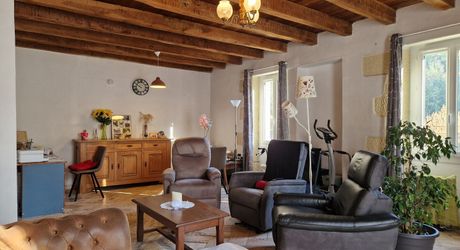 Maison en pierres avec 1 ha 60 en jardin, prairie et bois à 6 km des commerces