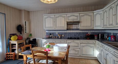 Maison en pierres avec 1 ha 60 en jardin, prairie et bois à 6 km des commerces