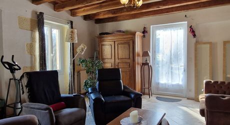 Maison en pierres avec 1 ha 60 en jardin, prairie et bois à 6 km des commerces