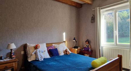 Maison en pierres avec 1 ha 60 en jardin, prairie et bois à 6 km des commerces