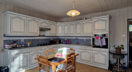 Maison en pierres avec 1 ha 60 en jardin, prairie et bois à 6 km des commerces