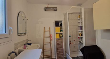 Maison en pierres avec 1 ha 60 en jardin, prairie et bois à 6 km des commerces