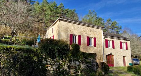 Maison en pierres avec 1 ha 60 en jardin, prairie et bois à 6 km des commerces