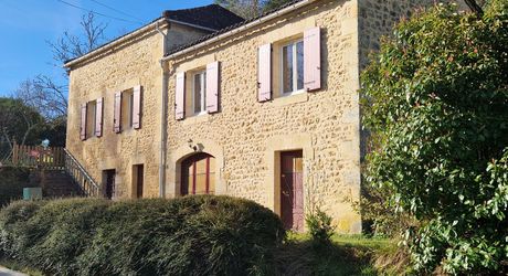Maison en pierres avec 1 ha 60 en jardin, prairie et bois à 6 km des commerces