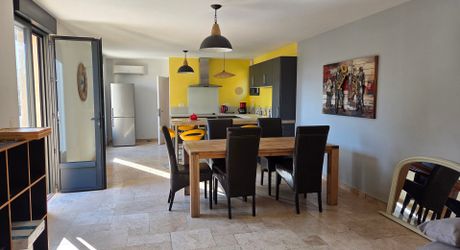 Ensemble de deux maisons avec piscine au coeur d'un village du Périgord Noir