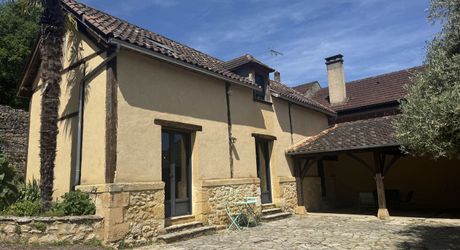 Ensemble de deux maisons avec piscine au coeur d'un village du Périgord Noir