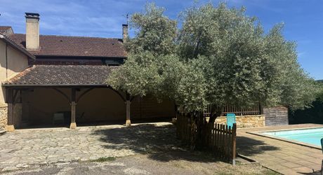 Ensemble de deux maisons avec piscine au coeur d'un village du Périgord Noir