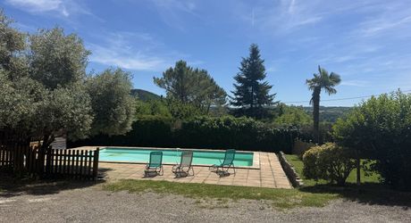 Ensemble de deux maisons avec piscine au coeur d'un village du Périgord Noir
