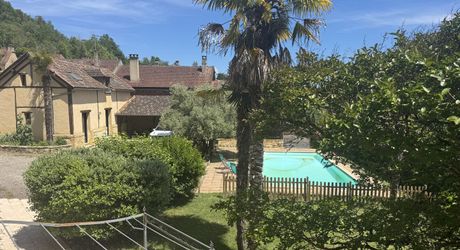 Ensemble de deux maisons avec piscine au coeur d'un village du Périgord Noir