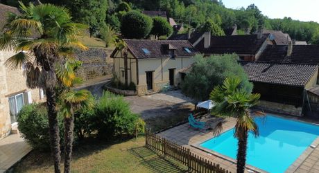 Ensemble de deux maisons avec piscine au coeur d'un village du Périgord Noir