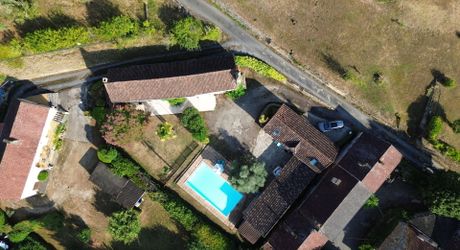 Ensemble de deux maisons avec piscine au coeur d'un village du Périgord Noir