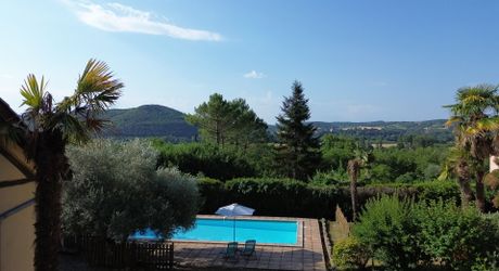 Ensemble de deux maisons avec piscine au coeur d'un village du Périgord Noir