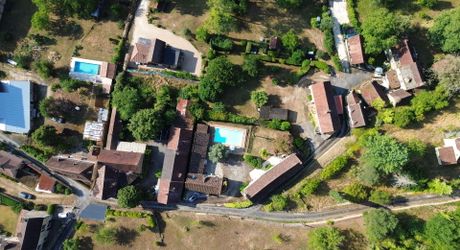 Ensemble de deux maisons avec piscine au coeur d'un village du Périgord Noir