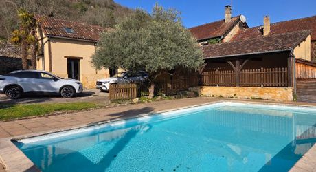 Ensemble de deux maisons avec piscine au coeur d'un village du Périgord Noir