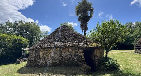 Maison ancienne avec piscine, grange et borie !