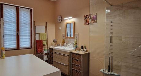 Maison de village en pierres dans charmant village