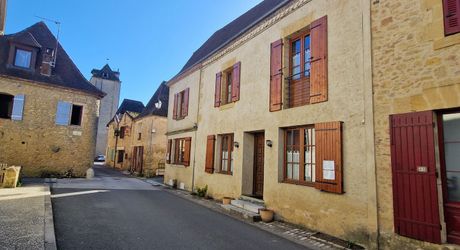 Maison de village en pierres dans charmant village
