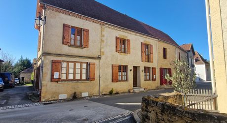 Maison de village en pierres dans charmant village