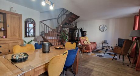Maison de village en pierres dans charmant village