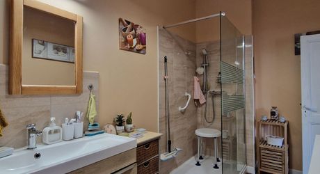 Maison de village en pierres dans charmant village