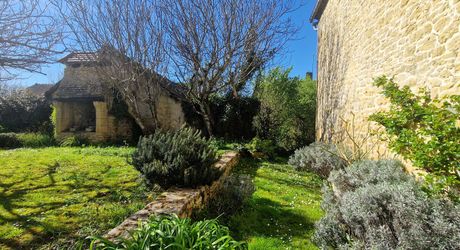 Authentique Maison Perigordine flanquée d'une tour avec jardin de 1500m2