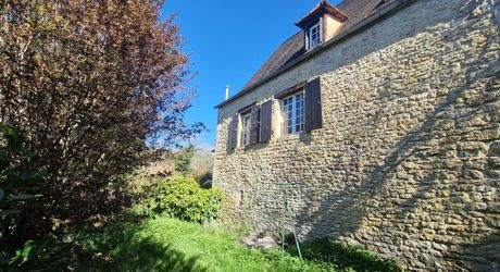 Authentique Maison Perigordine flanquée d'une tour avec jardin de 1500m2