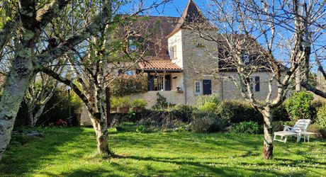 Authentique Maison Perigordine flanquée d'une tour avec jardin de 1500m2