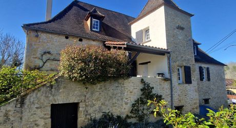 Authentique Maison Perigordine flanquée d'une tour avec jardin de 1500m2