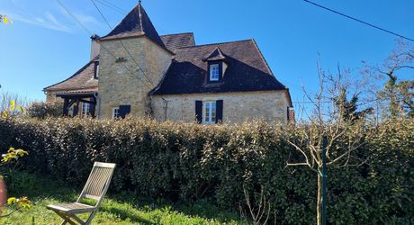 Authentique Maison Perigordine flanquée d'une tour avec jardin de 1500m2