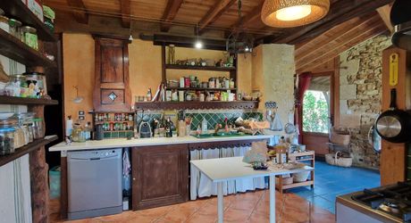 Ensemble Perigordin avec Maison Principale, 2 gites, piscine et terrain de plus de 6 ha.