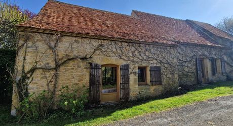Ensemble Perigordin avec Maison Principale, 2 gites, piscine et terrain de plus de 6 ha.