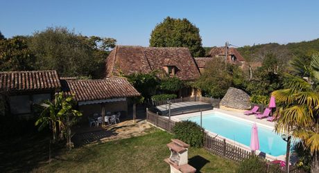 Ensemble Perigordin avec Maison Principale, 2 gites, piscine et terrain de plus de 6 ha.