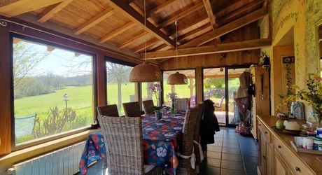 Ensemble Perigordin avec Maison Principale, 2 gites, piscine et terrain de plus de 6 ha.