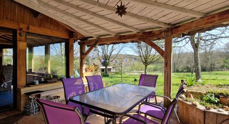 Ensemble Perigordin avec Maison Principale, 2 gites, piscine et terrain de plus de 6 ha.