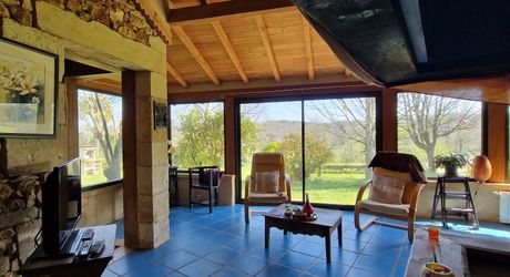 Ensemble Perigordin avec Maison Principale, 2 gites, piscine et terrain de plus de 6 ha.