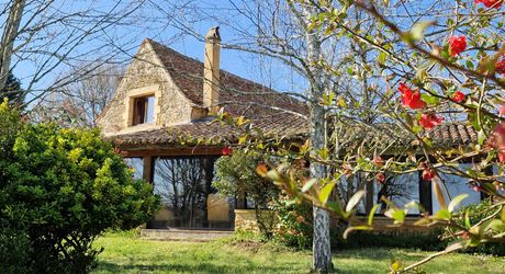 Ensemble Perigordin avec Maison Principale, 2 gites, piscine et terrain de plus de 6 ha.