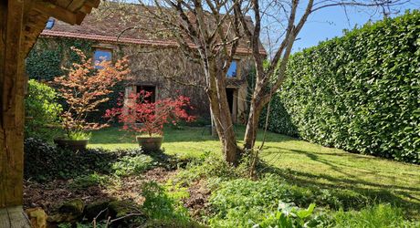 Ensemble Perigordin avec Maison Principale, 2 gites, piscine et terrain de plus de 6 ha.