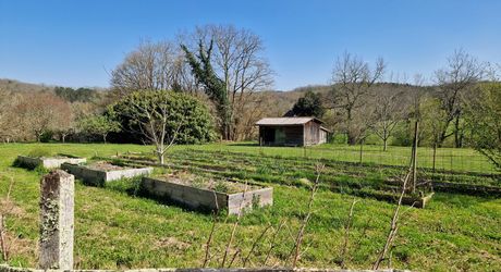 Ensemble Perigordin avec Maison Principale, 2 gites, piscine et terrain de plus de 6 ha.