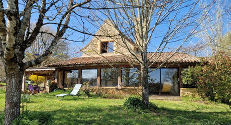 Ensemble Perigordin avec Maison Principale, 2 gites, piscine et terrain de plus de 6 ha.