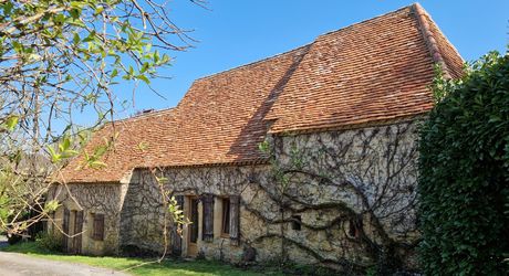 Ensemble Perigordin avec Maison Principale, 2 gites, piscine et terrain de plus de 6 ha.