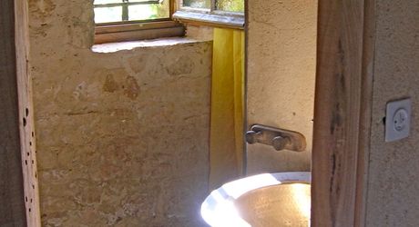 Ensemble Perigordin avec Maison Principale, 2 gites, piscine et terrain de plus de 6 ha.