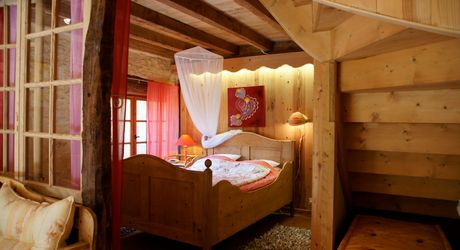 Ensemble Perigordin avec Maison Principale, 2 gites, piscine et terrain de plus de 6 ha.