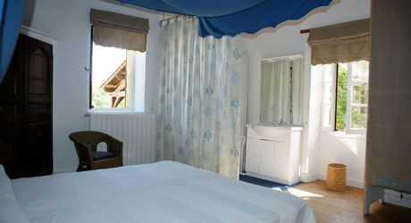 Ensemble Perigordin avec Maison Principale, 2 gites, piscine et terrain de plus de 6 ha.